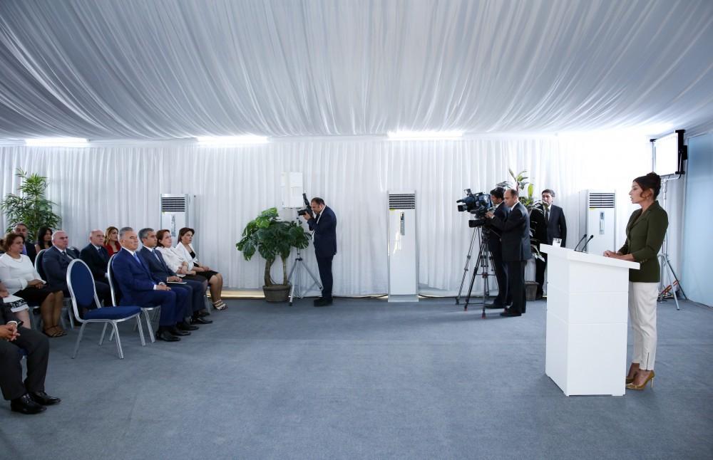 Первый вице-президент Азербайджана Мехрибан Алиева приняла участие в церемонии выдачи новых квартир семьям вынужденных переселенцев (ФОТО)