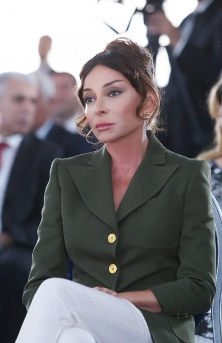 Первый вице-президент Азербайджана Мехрибан Алиева приняла участие в церемонии выдачи новых квартир семьям вынужденных переселенцев (ФОТО)