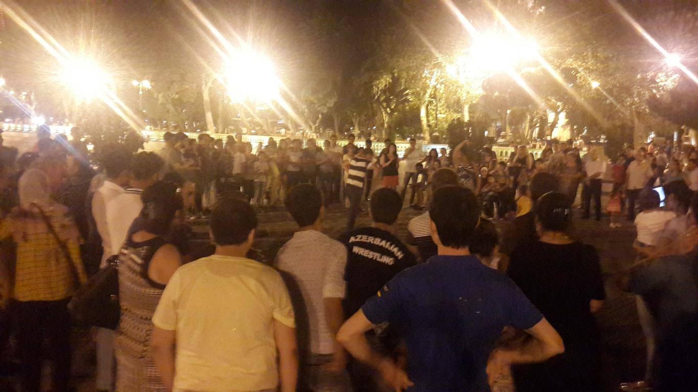 Танцуют все! Каждый летний уик-энд на Бакинском бульваре (ФОТО)