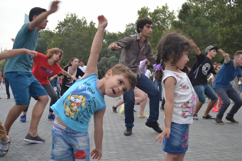 Танцуют все! Каждый летний уик-энд на Бакинском бульваре (ФОТО)