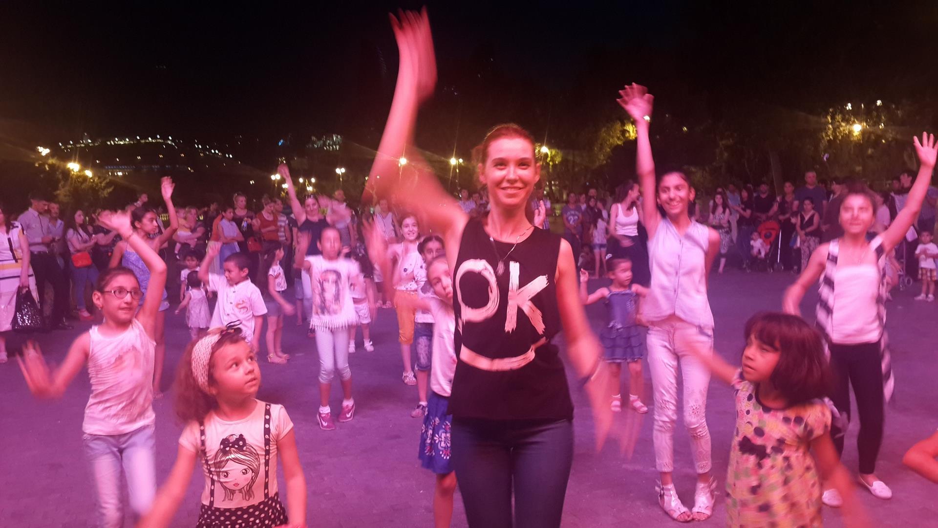 Танцуют все! Каждый летний уик-энд на Бакинском бульваре (ФОТО)