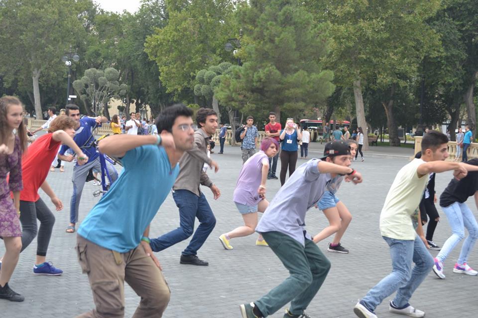 Танцуют все! Каждый летний уик-энд на Бакинском бульваре (ФОТО)