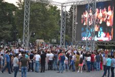 Танцуют все! Каждый летний уик-энд на Бакинском бульваре (ФОТО)