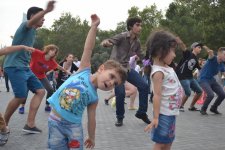 Танцуют все! Каждый летний уик-энд на Бакинском бульваре (ФОТО)