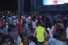 Танцуют все! Каждый летний уик-энд на Бакинском бульваре (ФОТО)