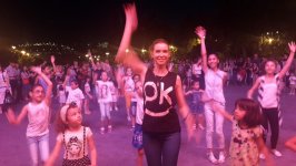 Танцуют все! Каждый летний уик-энд на Бакинском бульваре (ФОТО)