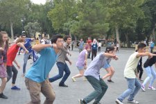 Танцуют все! Каждый летний уик-энд на Бакинском бульваре (ФОТО)