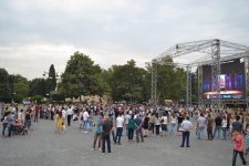 Танцуют все! Каждый летний уик-энд на Бакинском бульваре (ФОТО)