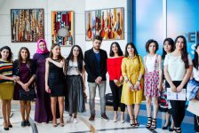 В Баку прошла выставка гобеленов "Национальные музыкальные инструменты" (ФОТО)