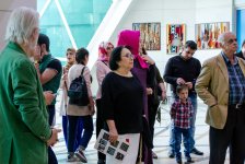 В Баку прошла выставка гобеленов "Национальные музыкальные инструменты" (ФОТО)