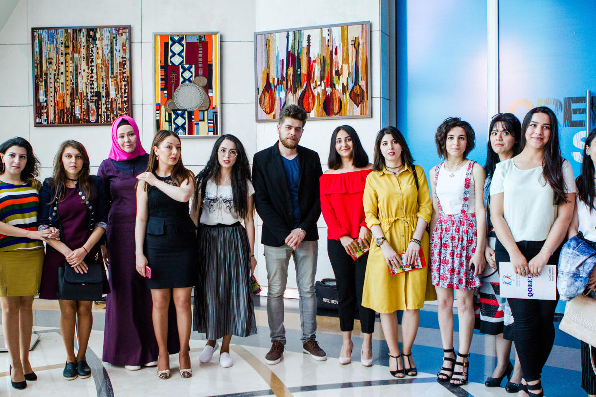 В Баку прошла выставка гобеленов "Национальные музыкальные инструменты" (ФОТО)