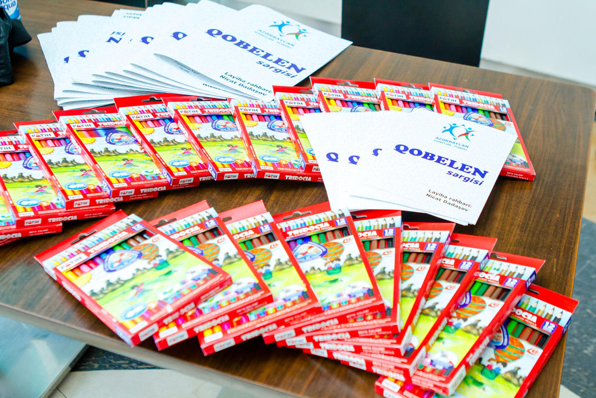 В Баку прошла выставка гобеленов "Национальные музыкальные инструменты" (ФОТО)