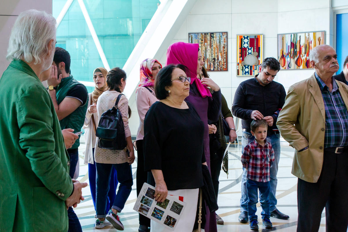 В Баку прошла выставка гобеленов "Национальные музыкальные инструменты" (ФОТО)