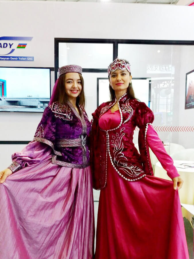 Азербайджанские национальные платья на выставке в Китае (ФОТО)