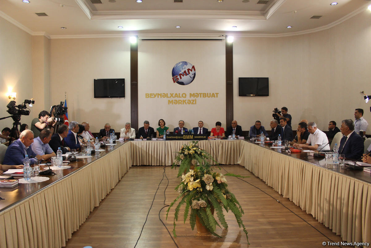 В Баку состоялась презентация книг «Их лишили Родины» и «Кровавая память истории» (ФОТО)