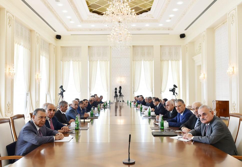 Под председательством Президента Ильхама Алиева состоялось заседание Кабинета министров по итогам социально-экономического развития в I полугодии 2017 года и предстоящим задачам (ФОТО)