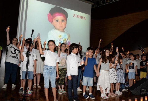 Дети зажгли свечи в память о двухлетней Захре и невинных жертвах войн (ФОТО)