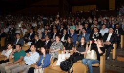 Дети зажгли свечи в память о двухлетней Захре и невинных жертвах войн (ФОТО)