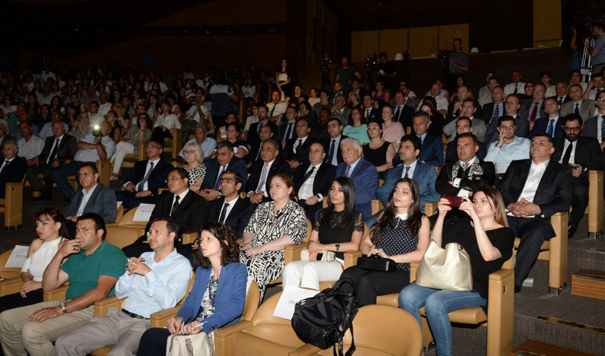 Дети зажгли свечи в память о двухлетней Захре и невинных жертвах войн (ФОТО)