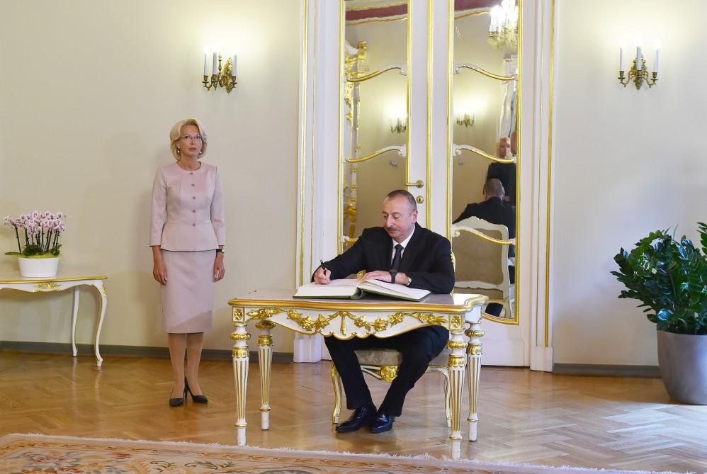 Президент Ильхам Алиев встретился в Риге с председателем Сейма Латвии (ФОТО) (версия 2)