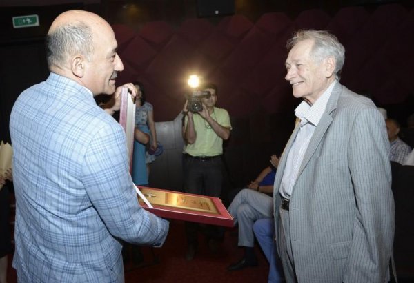 90-летний выдающийся скульптор Токай Мамедов принимает поздравления (ФОТО)