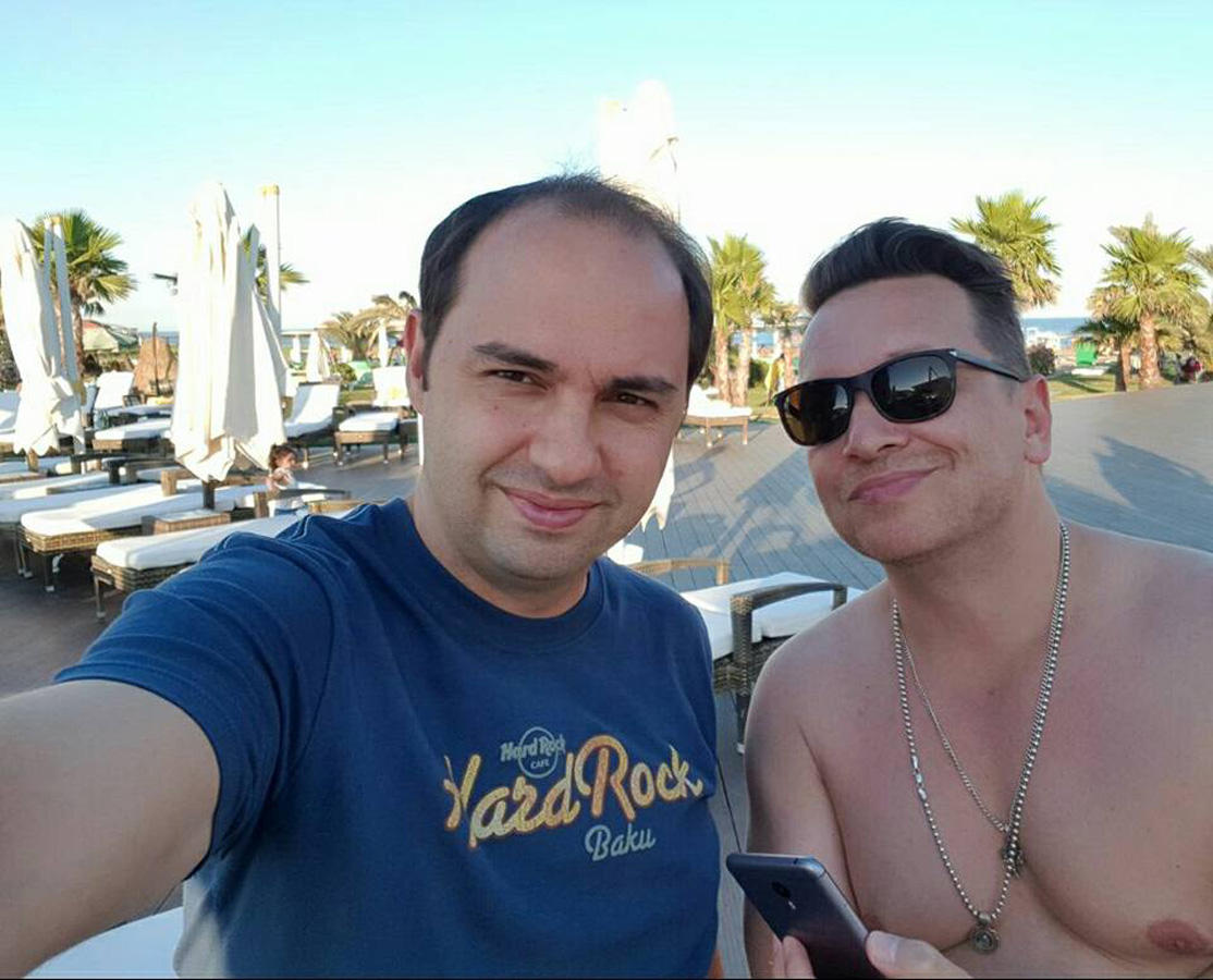 Известный российский телеведущий Владимир Глазунов отдыхает в Баку (ФОТО)