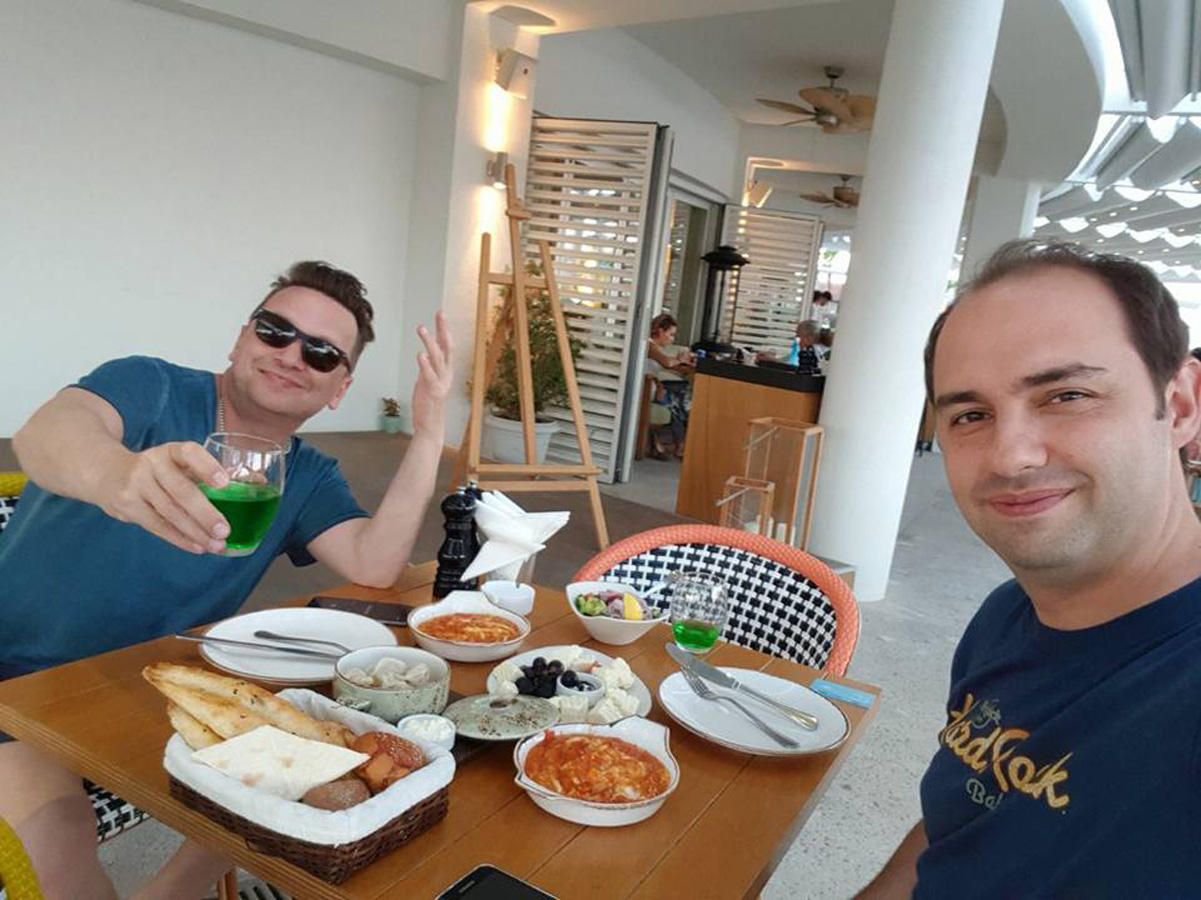 Известный российский телеведущий Владимир Глазунов отдыхает в Баку (ФОТО)