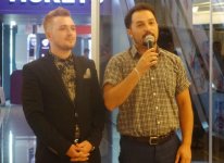 Азербайджанским журналистам показали смертельную схватку Цезаря и Полковника (ФОТО)