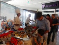 Азербайджанским журналистам показали смертельную схватку Цезаря и Полковника (ФОТО)