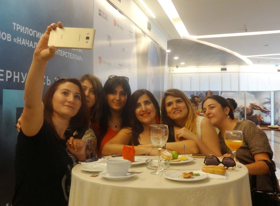 Азербайджанским журналистам показали смертельную схватку Цезаря и Полковника (ФОТО)