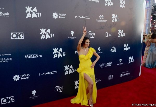 Самые яркие и запоминающиеся наряды на красной дорожке фестиваля "ЖАРА" (ФОТО)