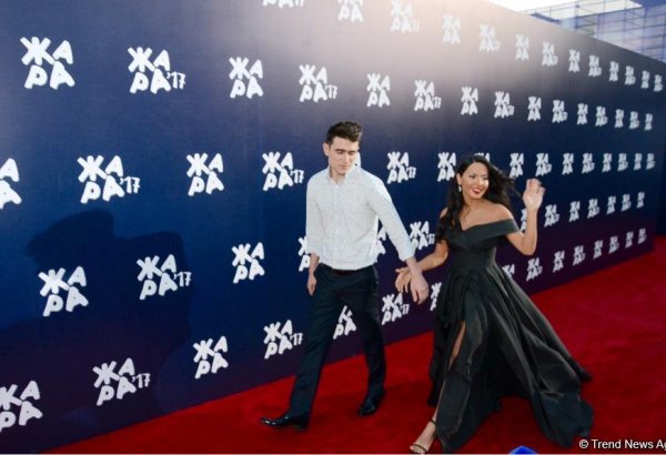 Звезды на красной дорожке международного фестиваля "ЖАРА" в Баку – день второй  (ФОТО)