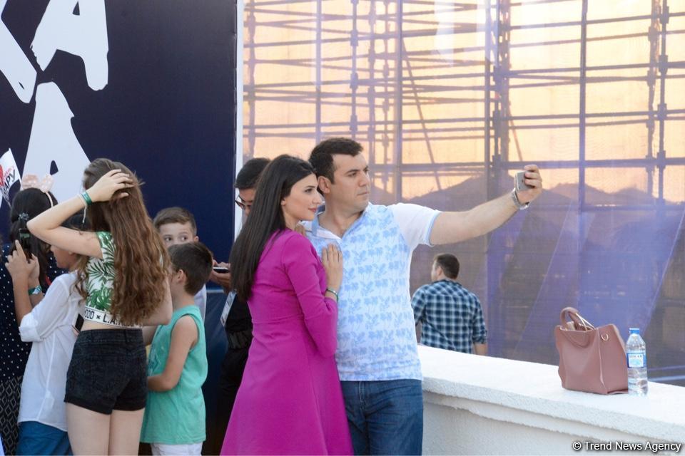 Звезды на красной дорожке международного фестиваля "ЖАРА" в Баку – день второй  (ФОТО)