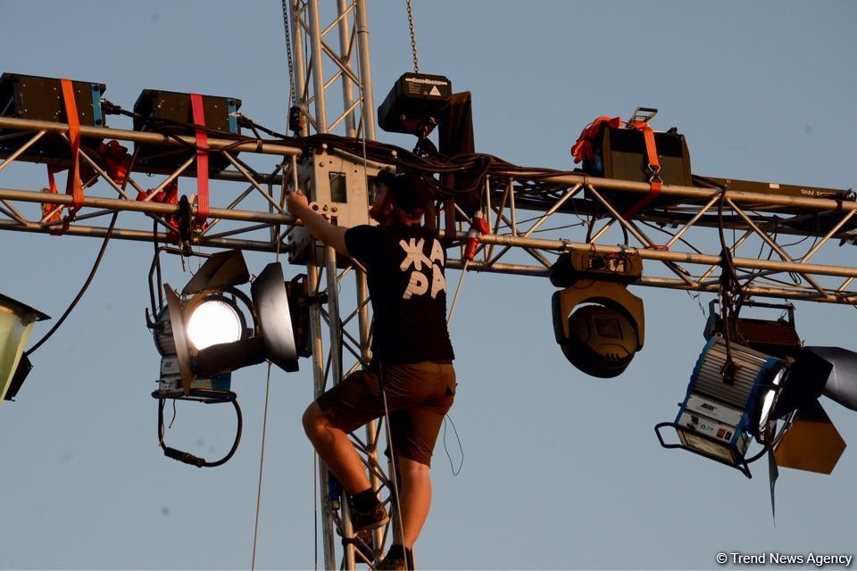 Звезды на красной дорожке международного фестиваля "ЖАРА" в Баку – день второй  (ФОТО)