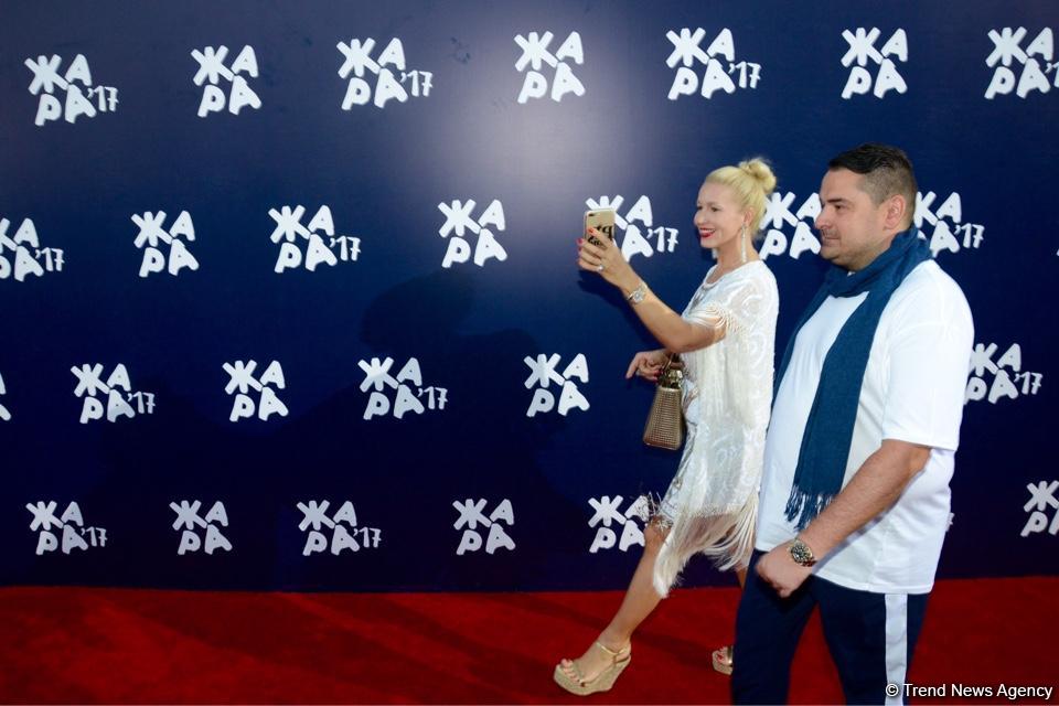 Звезды на красной дорожке международного фестиваля "ЖАРА" в Баку – день второй  (ФОТО)