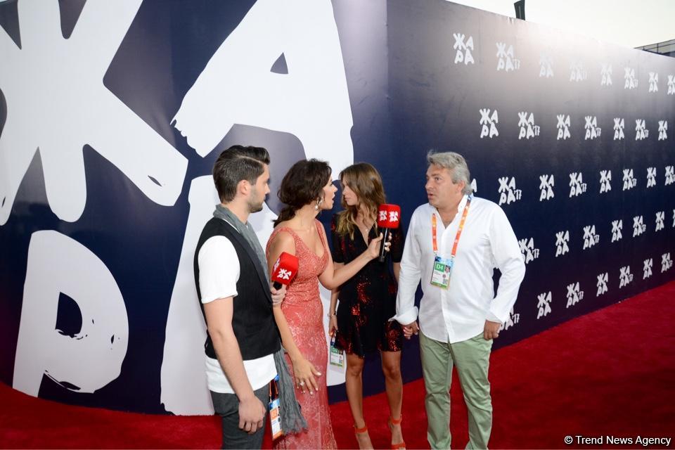 Звезды на красной дорожке международного фестиваля "ЖАРА" в Баку – день второй  (ФОТО)