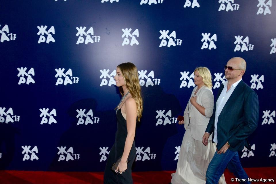 Звезды на красной дорожке международного фестиваля "ЖАРА" в Баку – день второй  (ФОТО)