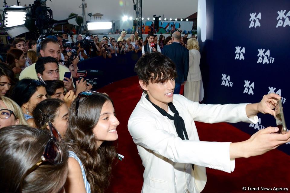 Звезды на красной дорожке международного фестиваля "ЖАРА" в Баку – день второй  (ФОТО)