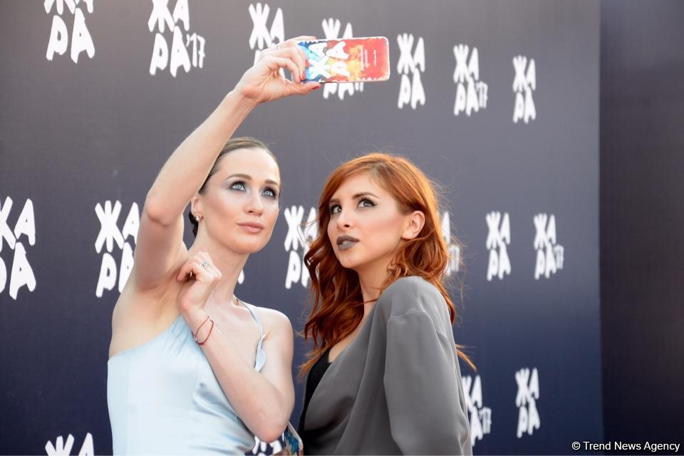 Звезды на красной дорожке международного фестиваля "ЖАРА" в Баку – день второй  (ФОТО)