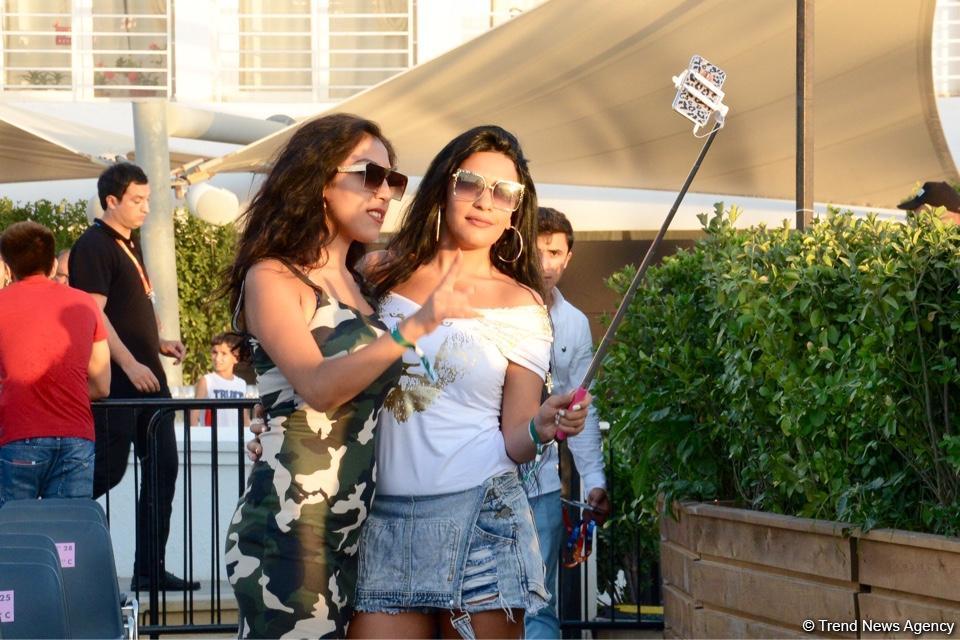 Звезды на красной дорожке международного фестиваля "ЖАРА" в Баку – день второй  (ФОТО)