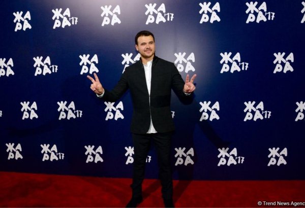 Парад звезд на красной дорожке фестиваля "ЖАРА" в Баку – день третий (ФОТО)