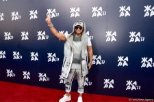 Парад звезд на красной дорожке фестиваля "ЖАРА" в Баку – день третий (ФОТО)