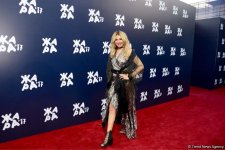 Парад звезд на красной дорожке фестиваля "ЖАРА" в Баку – день третий (ФОТО)