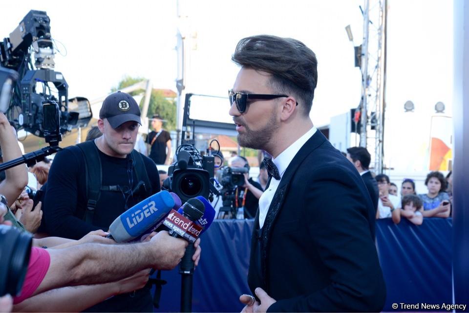 Парад звезд на красной дорожке фестиваля "ЖАРА" в Баку – день третий (ФОТО)