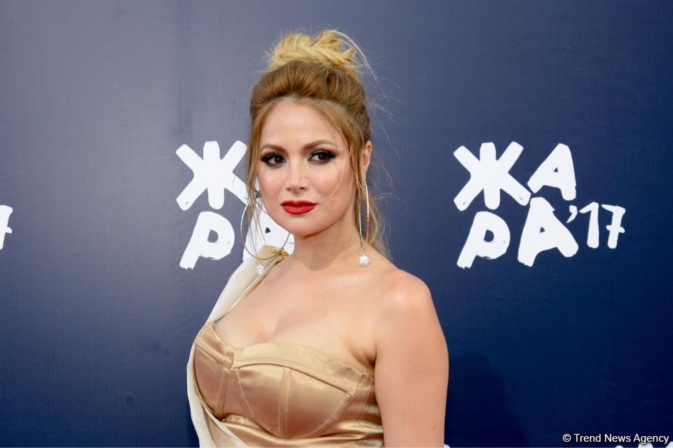 Парад звезд на красной дорожке фестиваля "ЖАРА" в Баку – день третий (ФОТО)