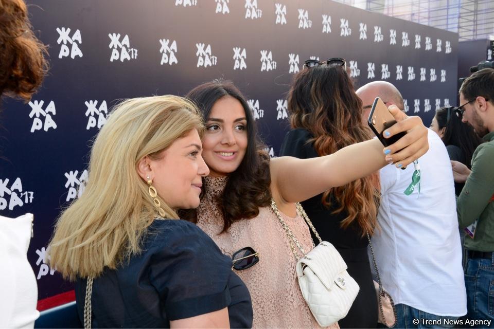 Парад звезд на красной дорожке фестиваля "ЖАРА" в Баку – день третий (ФОТО)