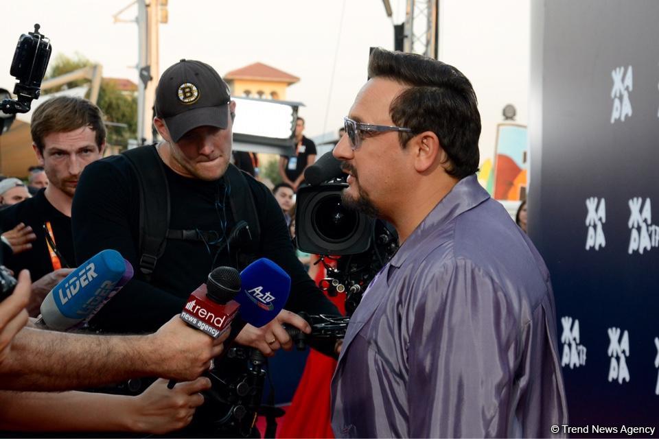 Парад звезд на красной дорожке фестиваля "ЖАРА" в Баку – день третий (ФОТО)