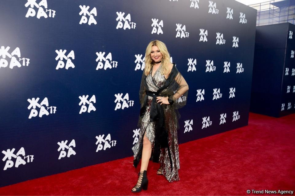 Парад звезд на красной дорожке фестиваля "ЖАРА" в Баку – день третий (ФОТО)
