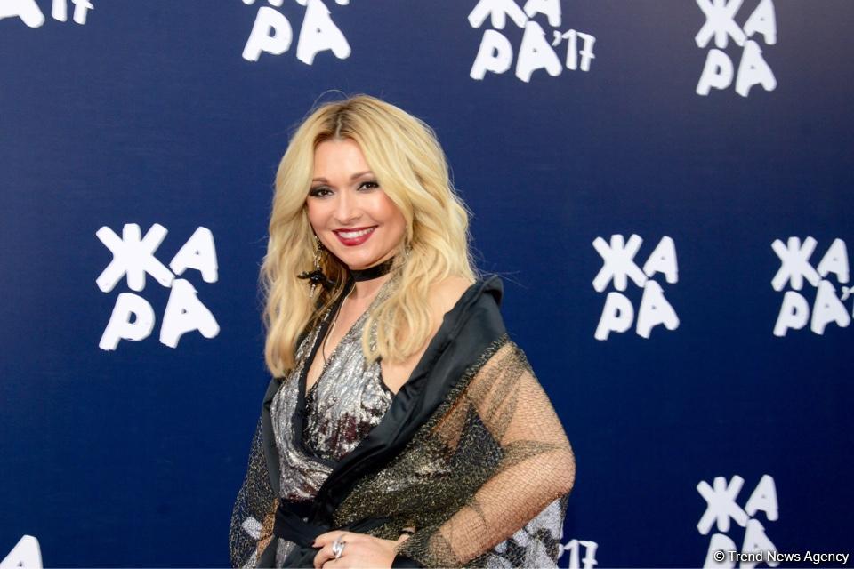 Парад звезд на красной дорожке фестиваля "ЖАРА" в Баку – день третий (ФОТО)