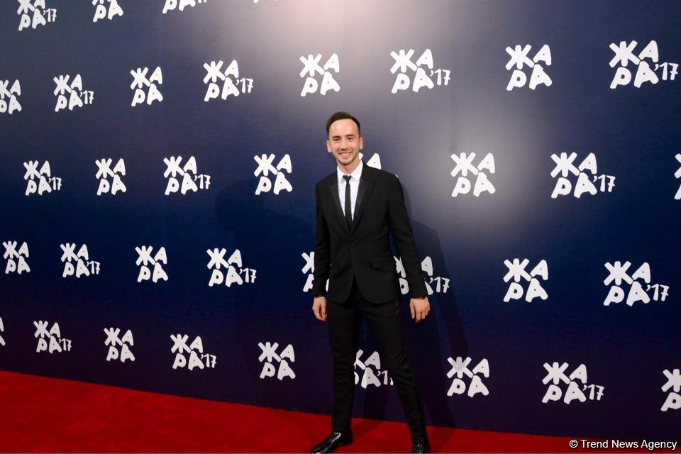 Парад звезд на красной дорожке фестиваля "ЖАРА" в Баку – день третий (ФОТО)